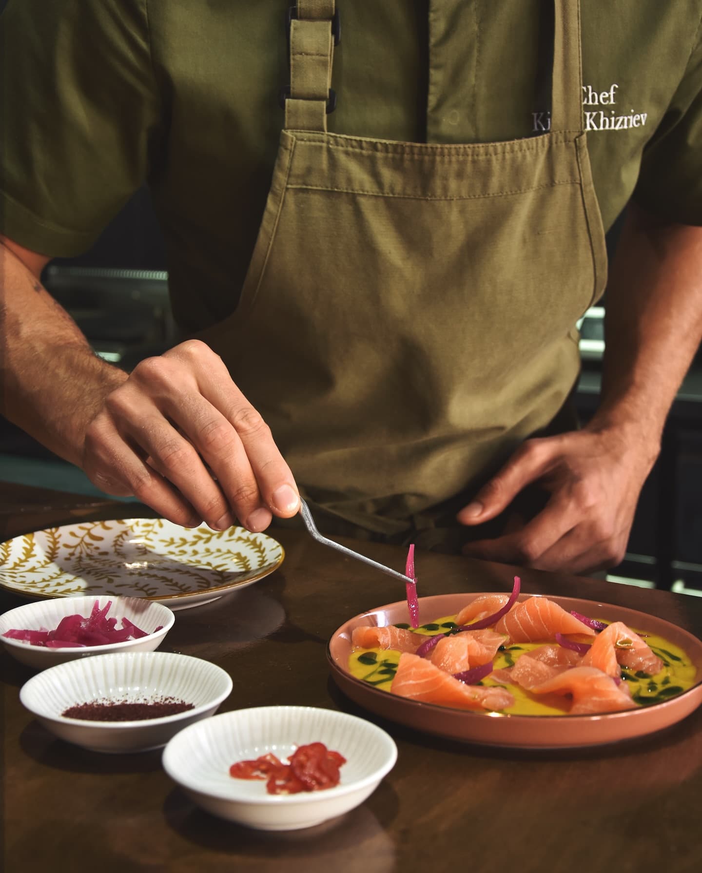 Chef Kiril Khizriev a preparar um prato no Terra Cotta